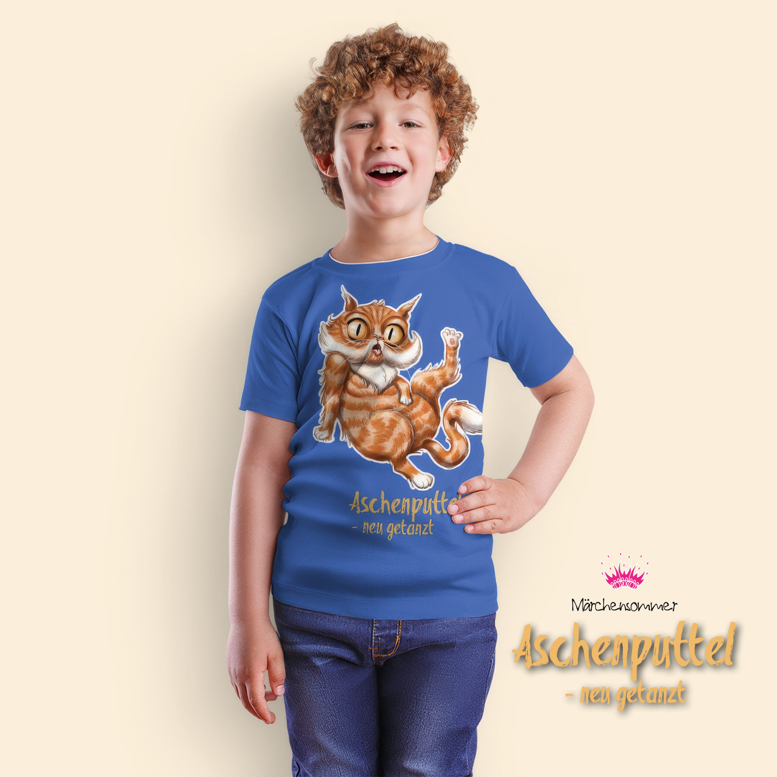 Märchensommer_Asch_AufbereitungWEb_202614 Freundlicher Junge, mit blauem T-Shirt mit rotem Kater darauf, Foto, T-Shirt-Motiv digitales Aquarell-Charakterdesign für Märchensommer 2026 Aschneputtel - neu getanzt in Poysbrunn.